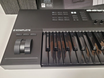 Native Instruments Komplete Kontrol S49 Limited Black Edition with all-black key