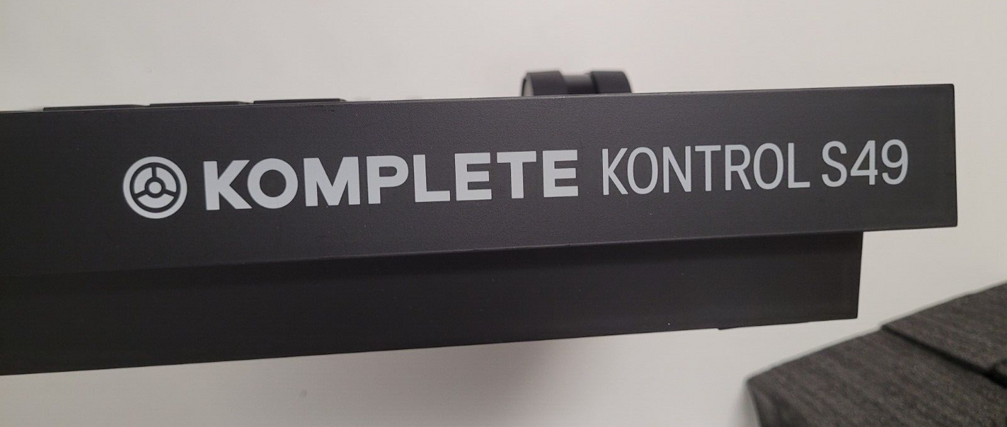 Native Instruments Komplete Kontrol S49 Limited Black Edition with all-black key