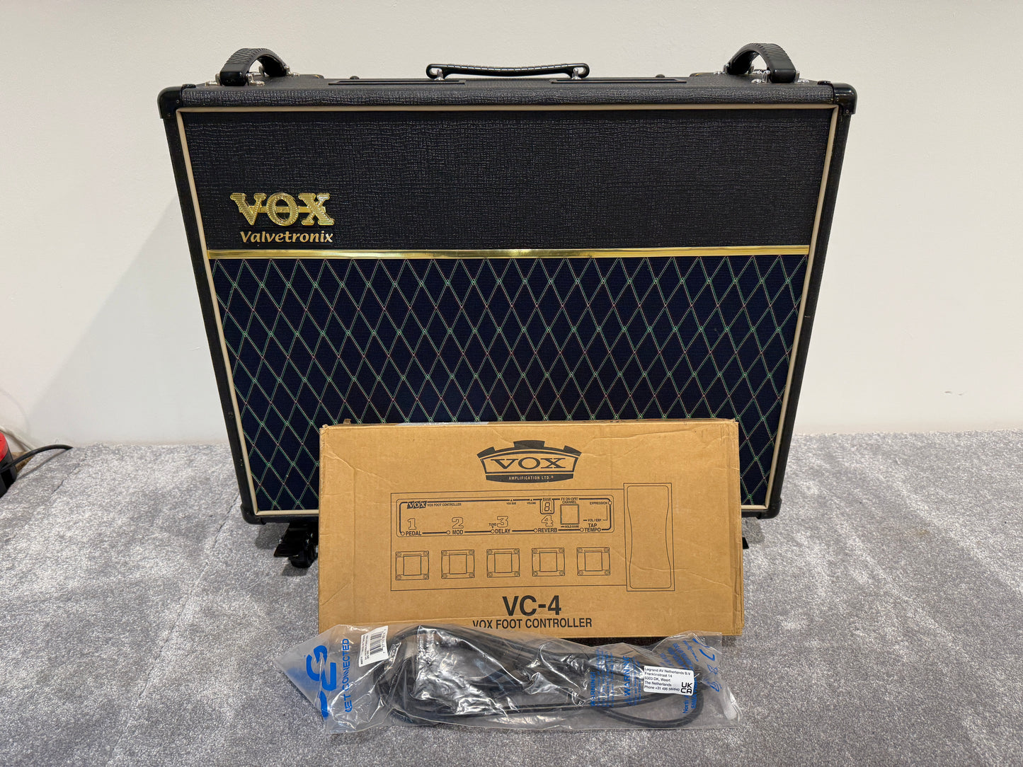 Vox AD120VT Guitar Amplifier with Vox VC4 Foot Controller and Amp Covers