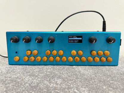 Critter & Guitari Organelle - Synth / Sampler / Drum Machine / Sequencer / Music Maker - with Case / Power Supply